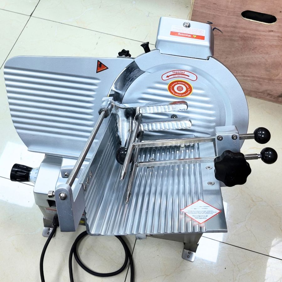 Bàn đặt nguyên liệu của máy thái thịt tự động SL300
